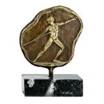 Ακόντιο, Ολυμπιακοί Αγώνες, Ορειχάλκινη ανάγλυφη πλακέτα από ορείχαλκο με πατίνα, τοποθετημένη σε βάση από ελληνικό μαύρο μάρμαρο.