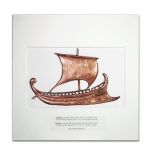 Τριήρης, Κόρινθος, Χάλκινη ανάγλυφη παράσταση του αρχαίου πολεμικού πλοίου από χαλκό με πατίνα, τοποθετημένο σε λευκή ξύλινη κορνίζα.