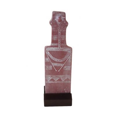 Plank-shaped Figurine, Sculpture, made of resin, placed on a plastic base.