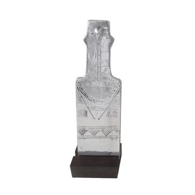 Plank-shaped Figurine, Sculpture, made of recycled aluminum, placed on a base.